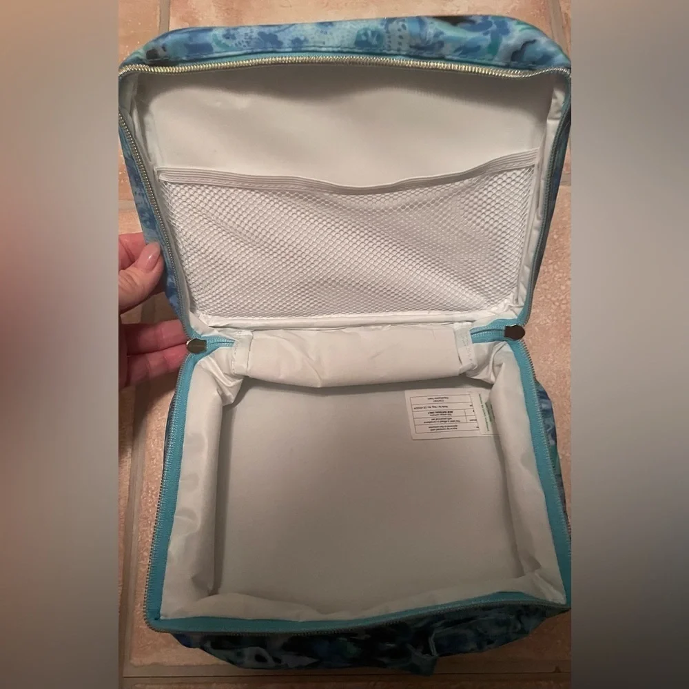 New Lilly Pulitzer Wave After Wave blue patterned insulated lunch box, no strap
